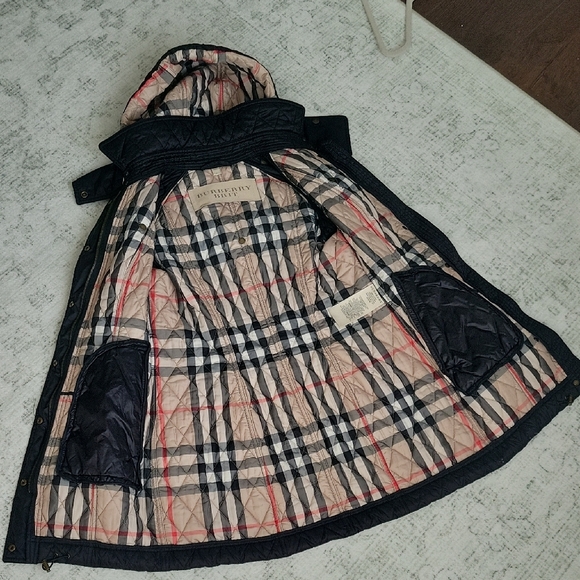 Burberry Black Quilted Puffer Coat with Signature Beige Check Lining - Picture 5 of 16